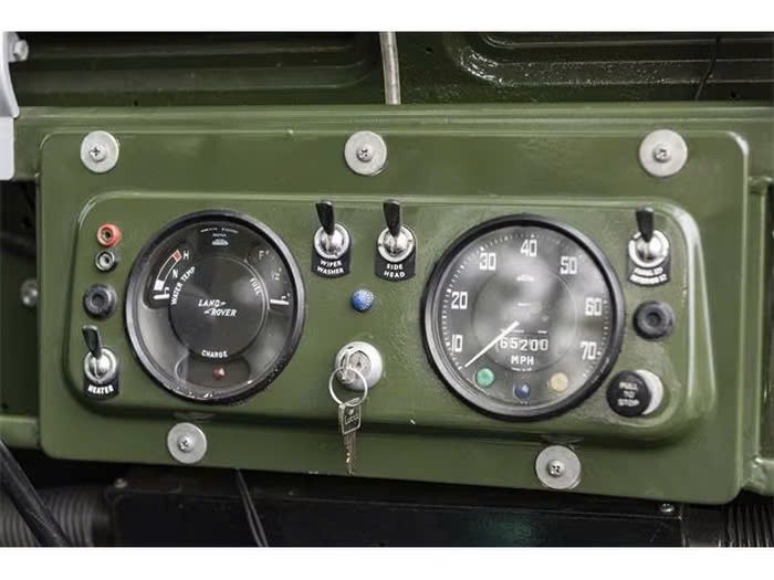 Land Rover hơn 50 tuổi tân trang lại bán giá 900 triệu đồng Land Rover hơn 50 tuổi