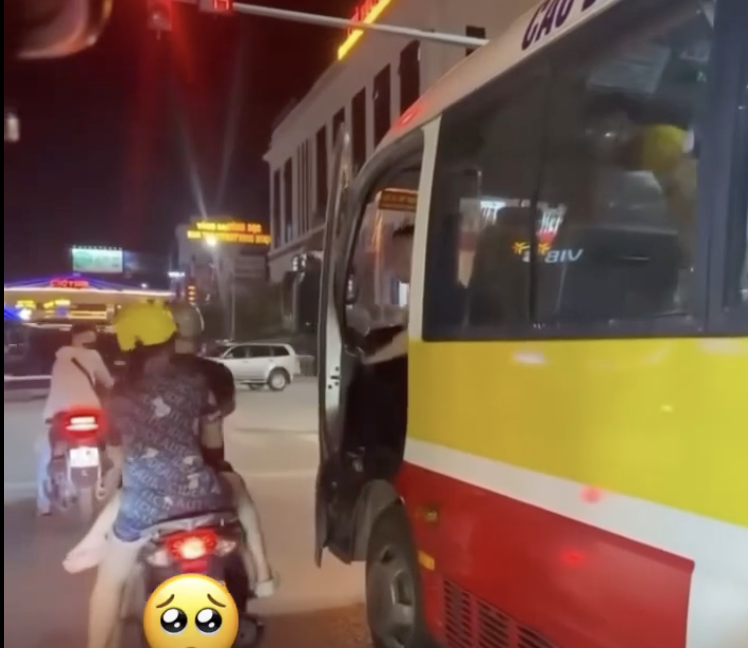 Tài xế xe bus dở thói côn đồ, tấn công người phụ nữ chở trẻ em giữa ngã tư Tài xế xe bus dở thói côn đồ
