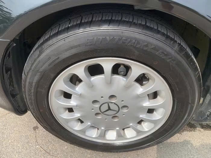 xe sang Mercedes-Benz E240 21 năm tuổi đang được chào bán với giá rẻ