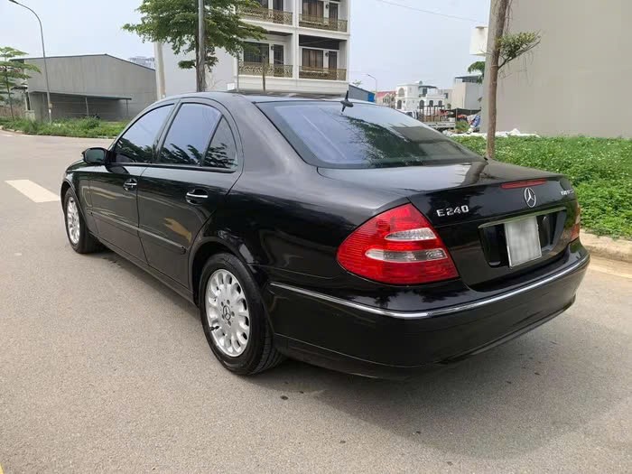xe sang Mercedes-Benz E240 21 năm tuổi đang được chào bán với giá rẻ