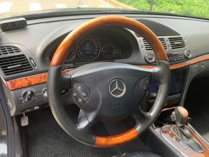 xe sang Mercedes-Benz E240 21 năm tuổi đang được chào bán với giá rẻ