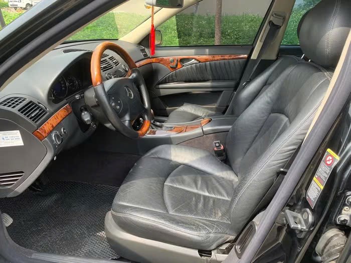 xe sang Mercedes-Benz E240 21 năm tuổi đang được chào bán với giá rẻ