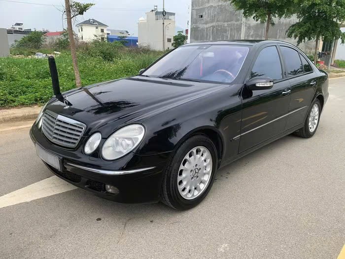 xe sang Mercedes-Benz E240 21 năm tuổi đang được chào bán với giá rẻ