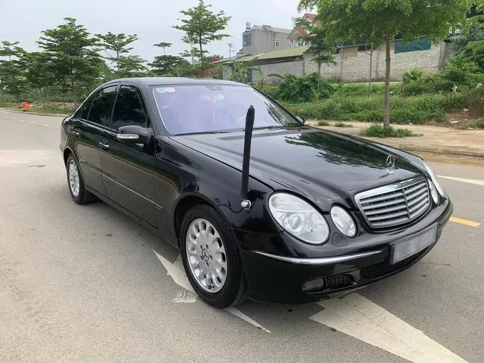 Mercedes-Benz E240 21 tuổi bán giá rẻ ngang Honda SH xe sang Mercedes-Benz E240 21 năm tuổi đang được chào bán với giá rẻ