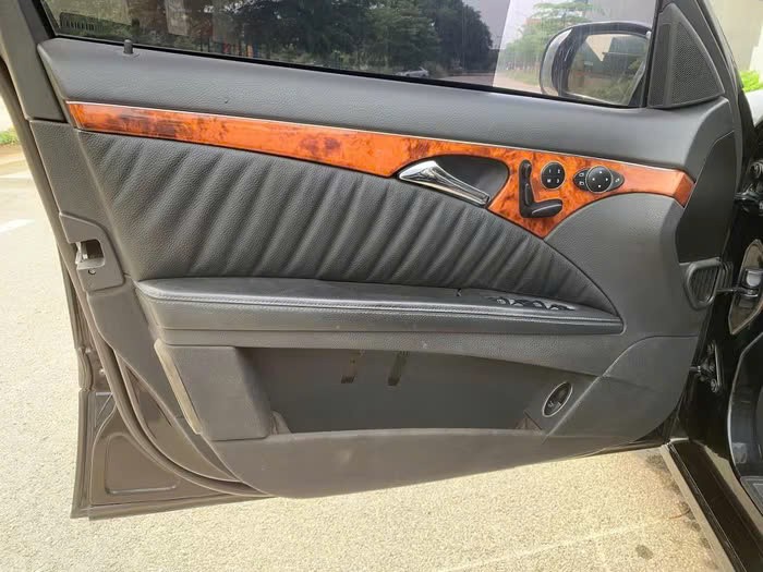 Mercedes-Benz E240 21 tuổi bán giá rẻ ngang Honda SH xe sang Mercedes-Benz E240 21 năm tuổi đang được chào bán với giá rẻ