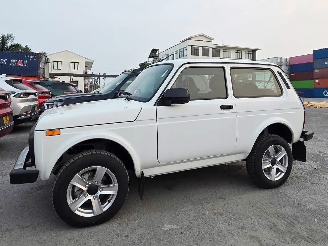 Xe Lada cập cảng, thị trường ôtô Việt Nam có thêm lựa chọn giá “mềm” Lô xe Lada đầu tiên về Việt Nam.