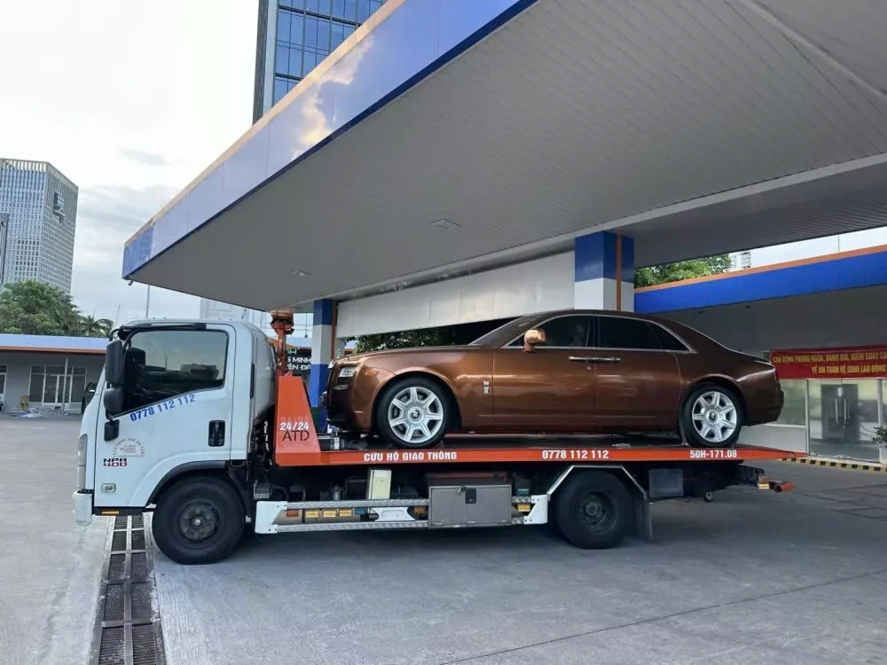 Rolls-Royce Ghost màu lạ xuất hiện trên xe cứu hộ Rolls-Royce Ghost màu lạ xuất hiện trên xe cứu hộ