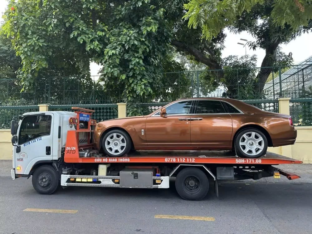 Rolls-Royce Ghost màu lạ xuất hiện trên xe cứu hộ Rolls-Royce Ghost màu lạ xuất hiện trên xe cứu hộ