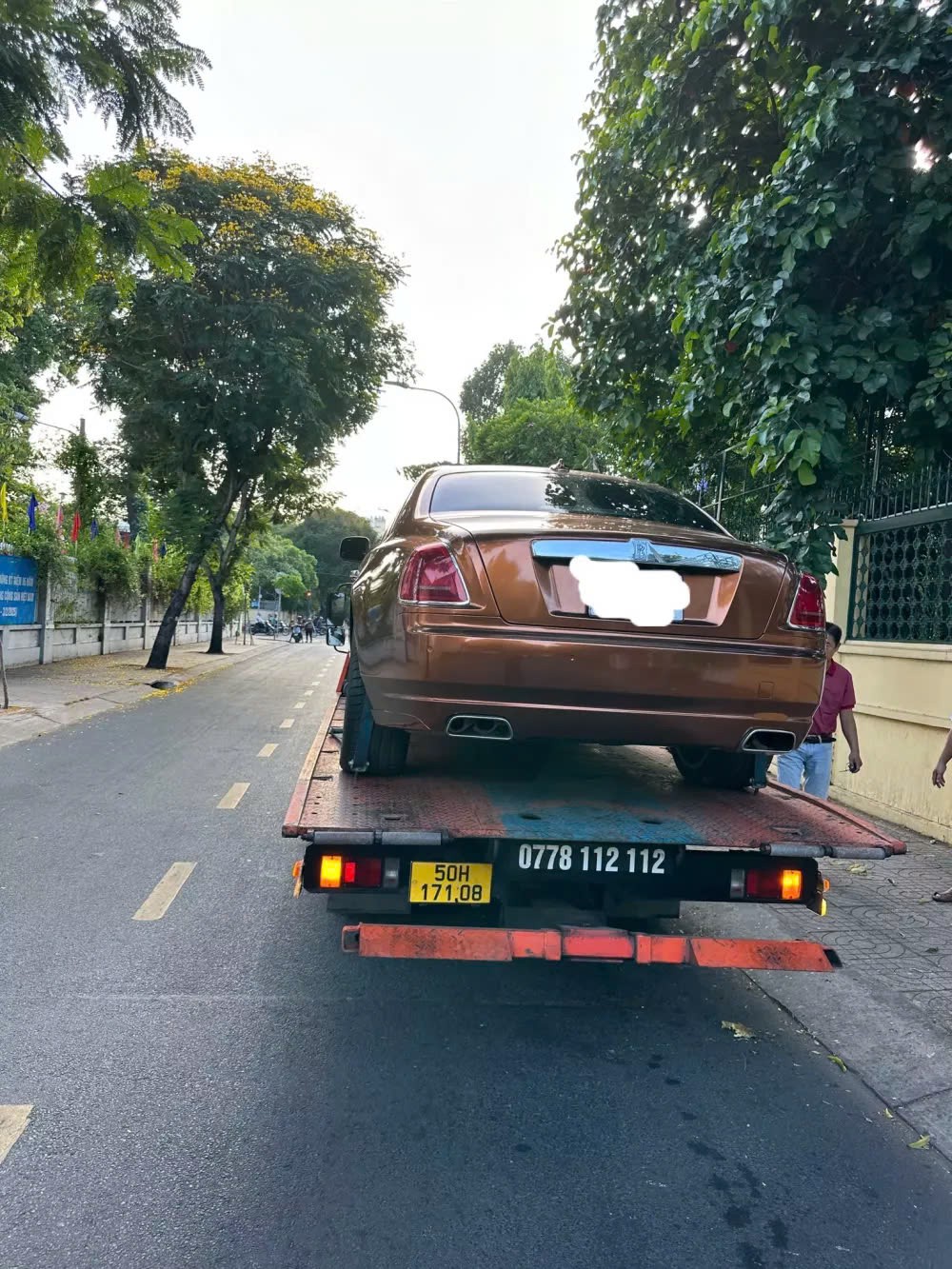 Rolls-Royce Ghost màu lạ xuất hiện trên xe cứu hộ Rolls-Royce Ghost màu lạ xuất hiện trên xe cứu hộ