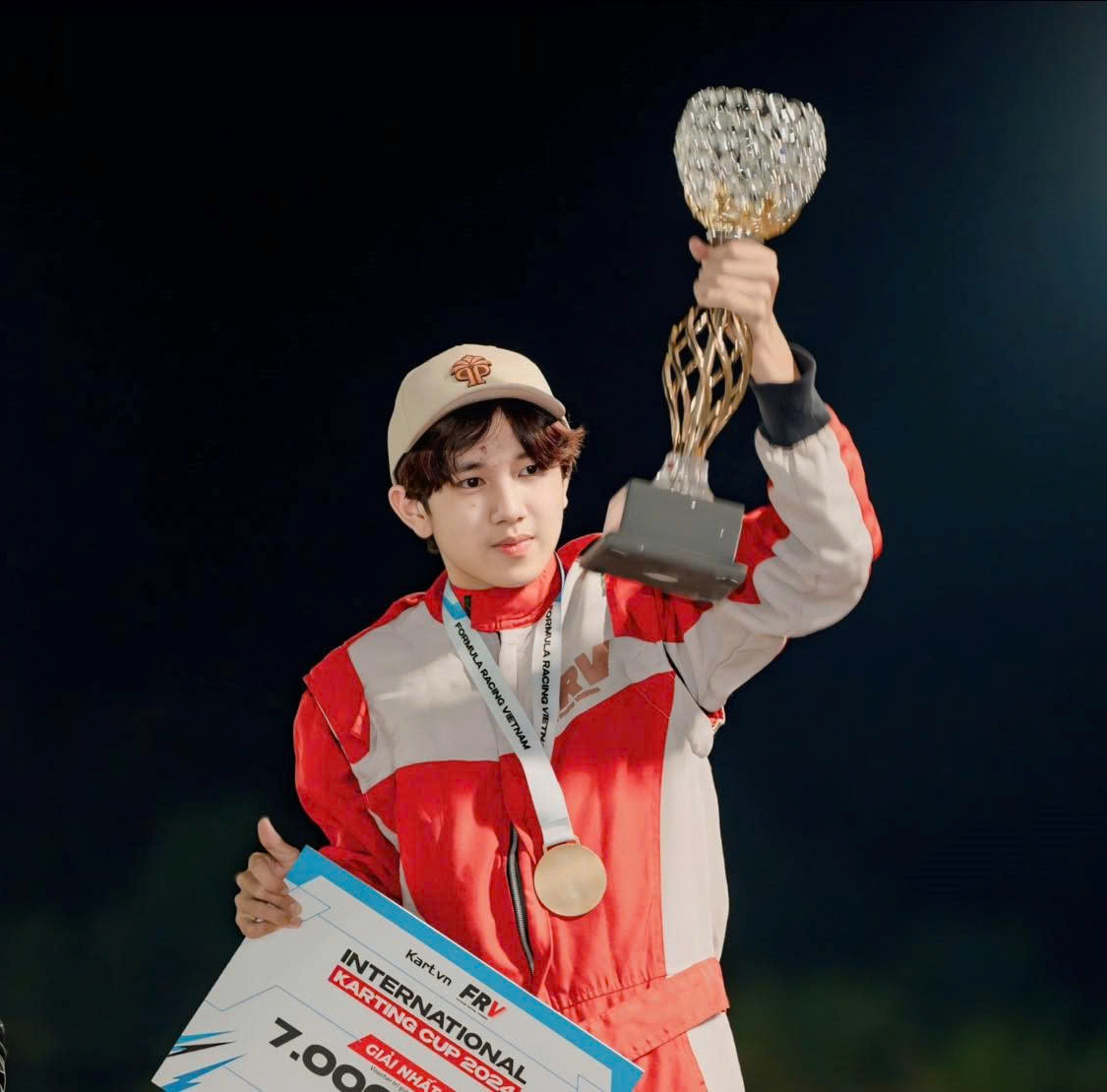 Người đứng sau thành công của tay đua 15 tuổi gây sốt tại giải F4 Đông Nam Á Người đứng sau thành công của tay đua 15 tuổi gây sốt tại giải F4 Đông Nam Á