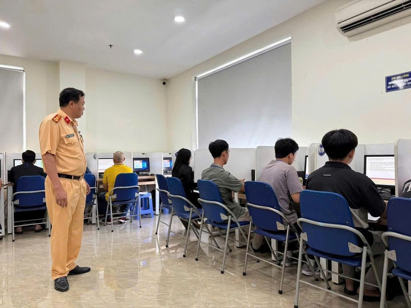 Hình ảnh buổi đầu tiên CSGT tổ chức sát hạch và cấp bằng lái xe tại TP HCM Hình ảnh buổi đầu tiên CSGT tổ chức sát hạch và cấp bằng lái xe tại TP HCM.