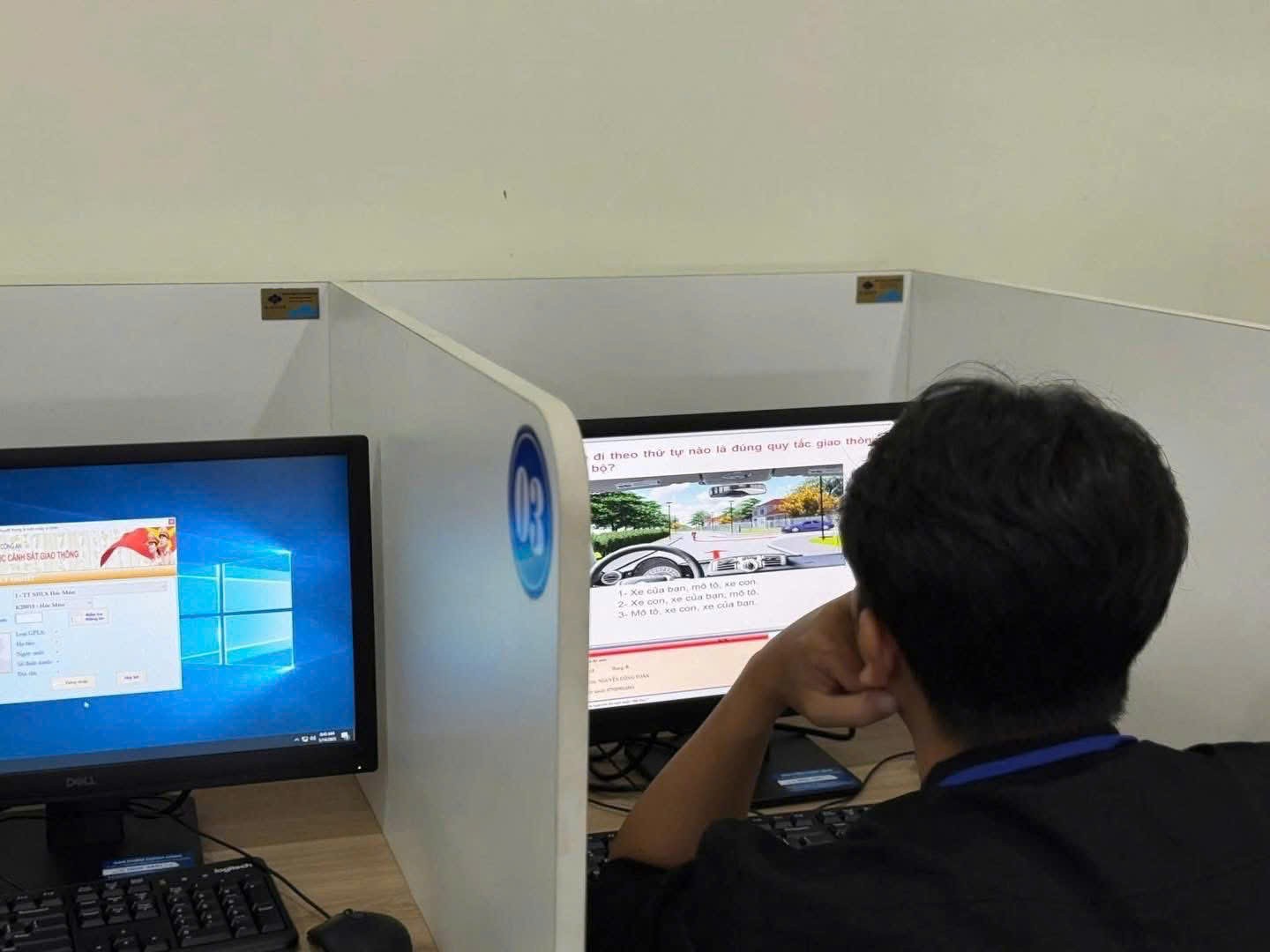 Hình ảnh buổi đầu tiên CSGT tổ chức sát hạch và cấp bằng lái xe tại TP HCM Hình ảnh buổi đầu tiên CSGT tổ chức sát hạch và cấp bằng lái xe tại TP HCM.