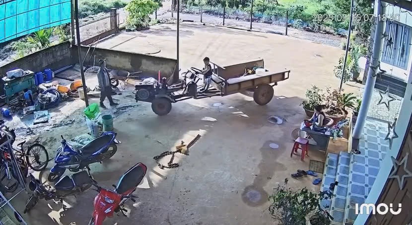 Quan ngại video cậu bé 6-7 tuổi được bố cho điều khiển công nông
