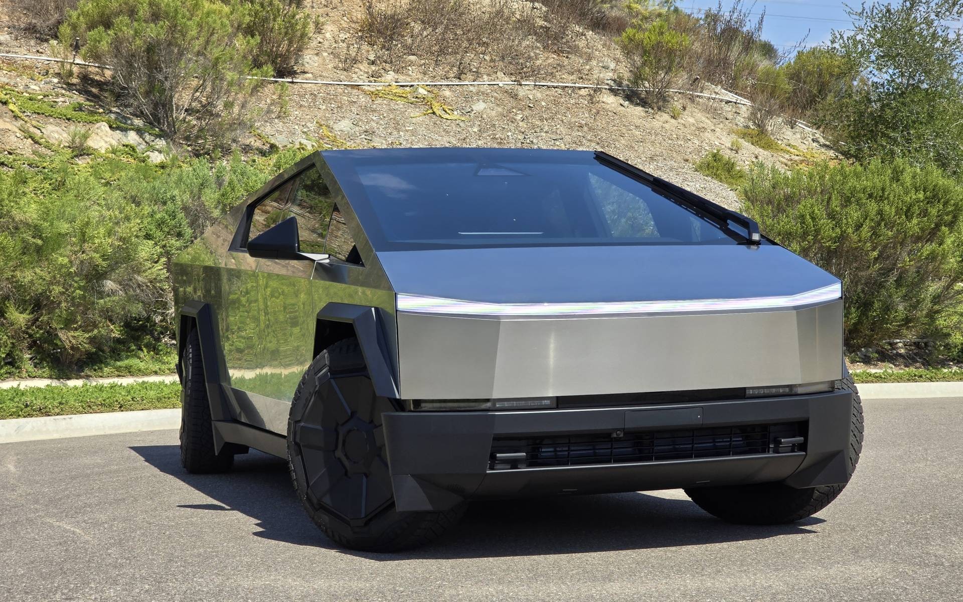 Tesla Cybertruck mất vị trí xe bán tải điện bán chạy nhất vào tay Ford F-150 Lightning Tesla Cybertruck là mẫu xe bán tải điện bán chạy nhất thị trường Mỹ trong năm 2024.