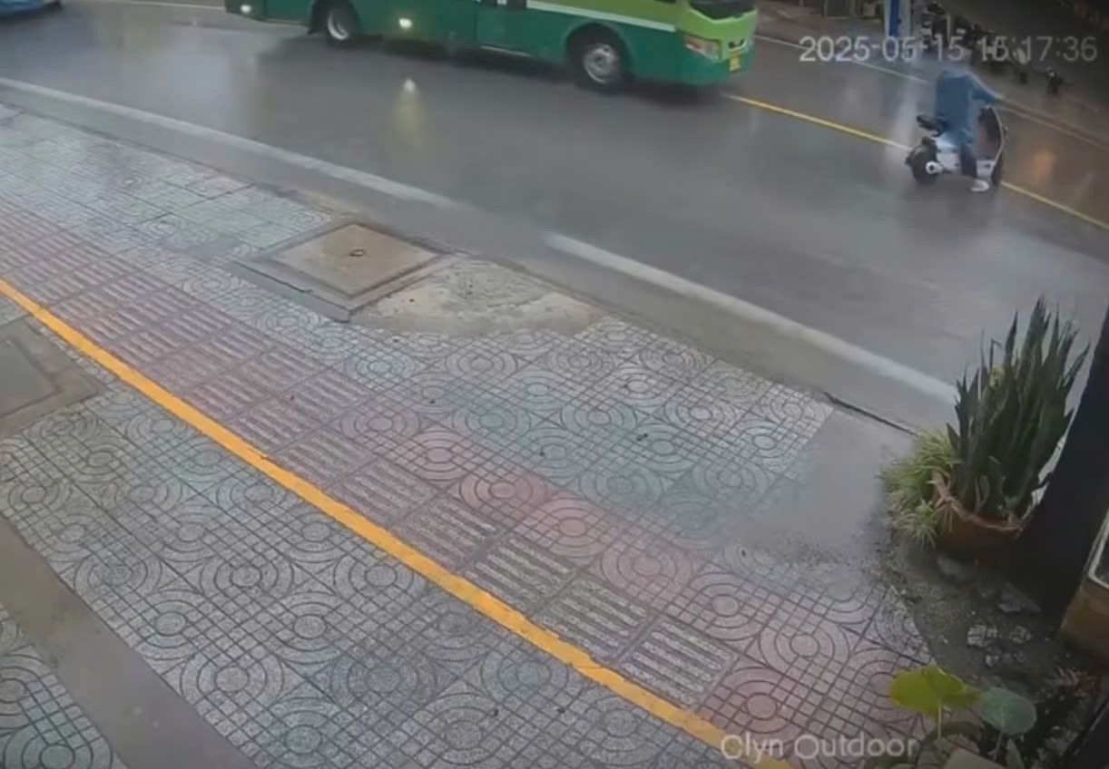 Kết 'đắng' cho thanh niên điều khiển xe 'như đường của nhà mình' Kết 'đắng' cho thanh niên điều khiển xe 'như đường của nhà mình'