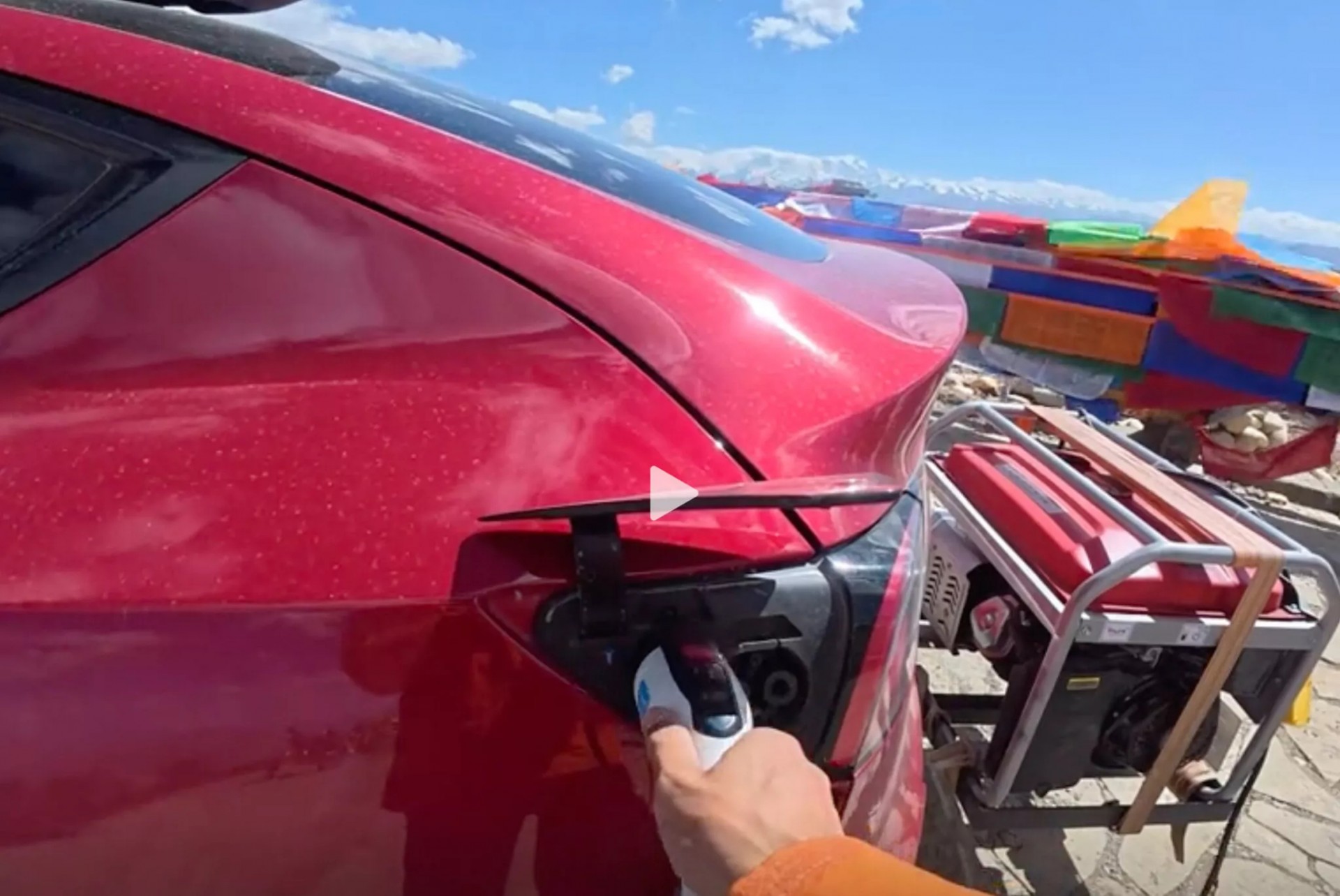 Chủ xe Tesla Model Y tự lắp thêm máy phát điện để biến xe thành bản có phạm vi mở rộng EREV Tesla Model Y lắp thêm máy phát điện