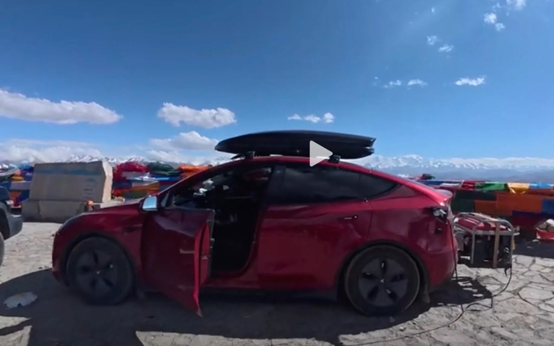 Chủ xe Tesla Model Y tự lắp thêm máy phát điện để biến xe thành bản có phạm vi mở rộng EREV Tesla Model Y lắp thêm máy phát điện