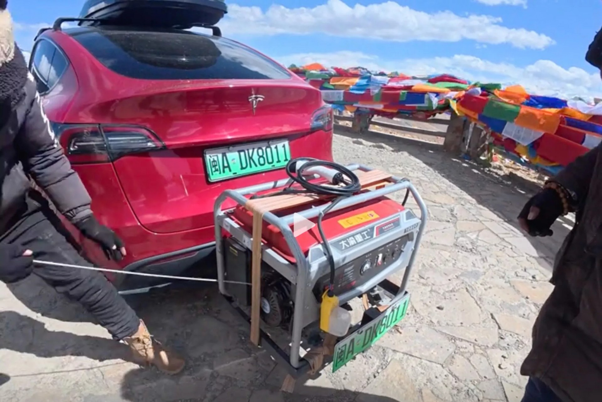 Chủ xe Tesla Model Y tự lắp thêm máy phát điện để biến xe thành bản có phạm vi mở rộng EREV Tesla Model Y lắp thêm máy phát điện