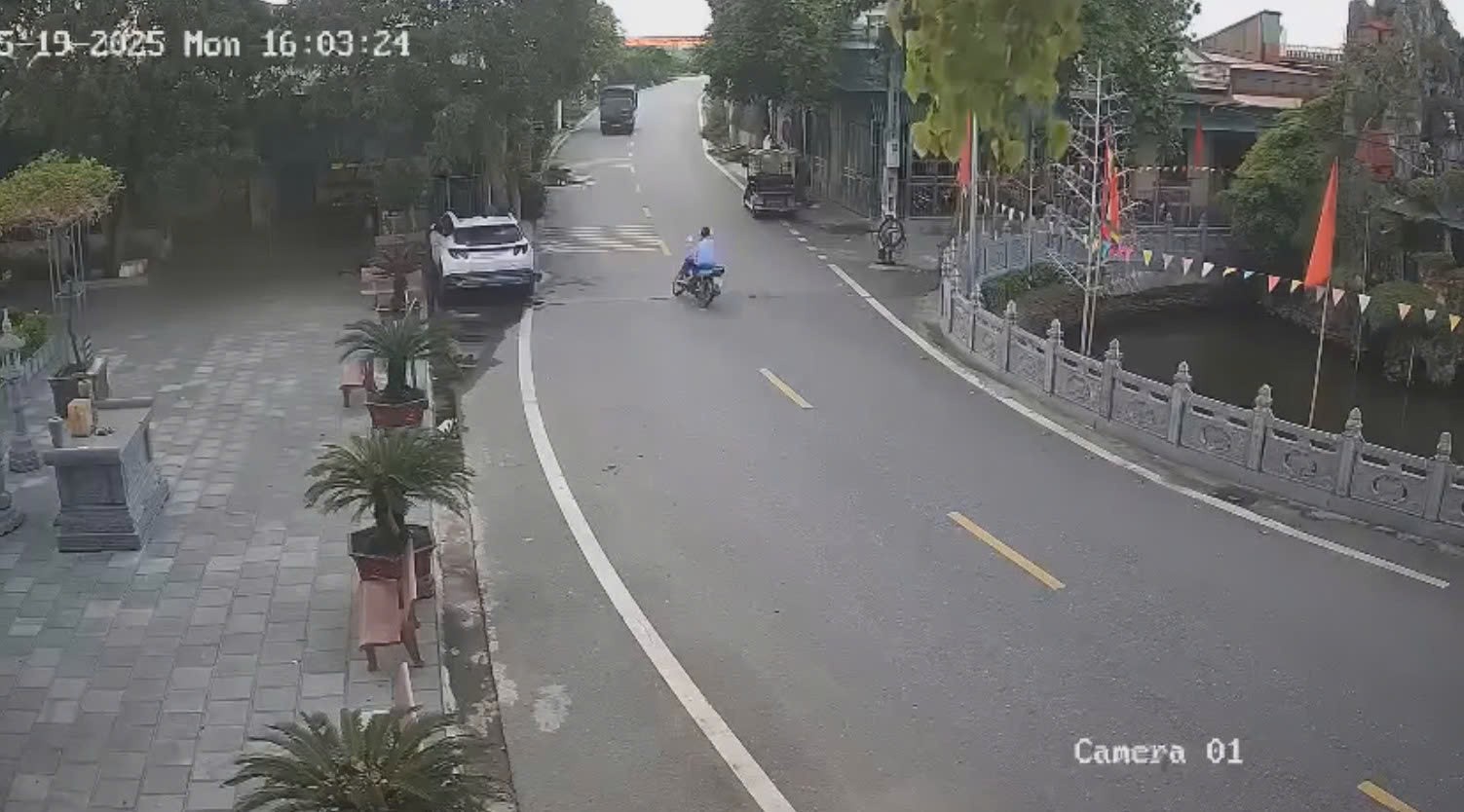 Tai bay vạ gió: xe máy phóng nhanh tông trực diện xe tải Tai bay vạ gió: xe máy phóng nhanh tông trực diện xe tải