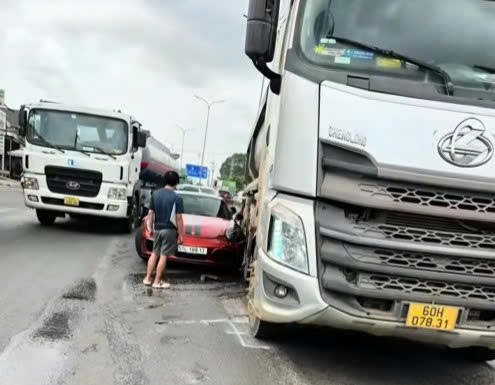 Đi ẩu đụng trúng Porsche 911, tài xế xe ben nhận bài học nhớ đời Đi ẩu đụng trúng Porsche 911, tài xế xe ben nhận bài học nhớ đời