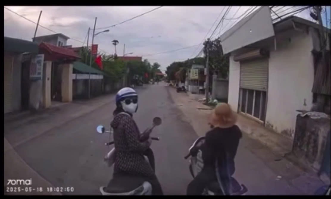 Dừng xe máy giữa đường nói chuyện, nữ 'Ninja' bị ô tô tải dạy cho bài học nhớ đời Dừng xe máy giữa đường nói chuyện, nữ 'Ninja' bị ô tô tải dạy cho bài học nhớ đời