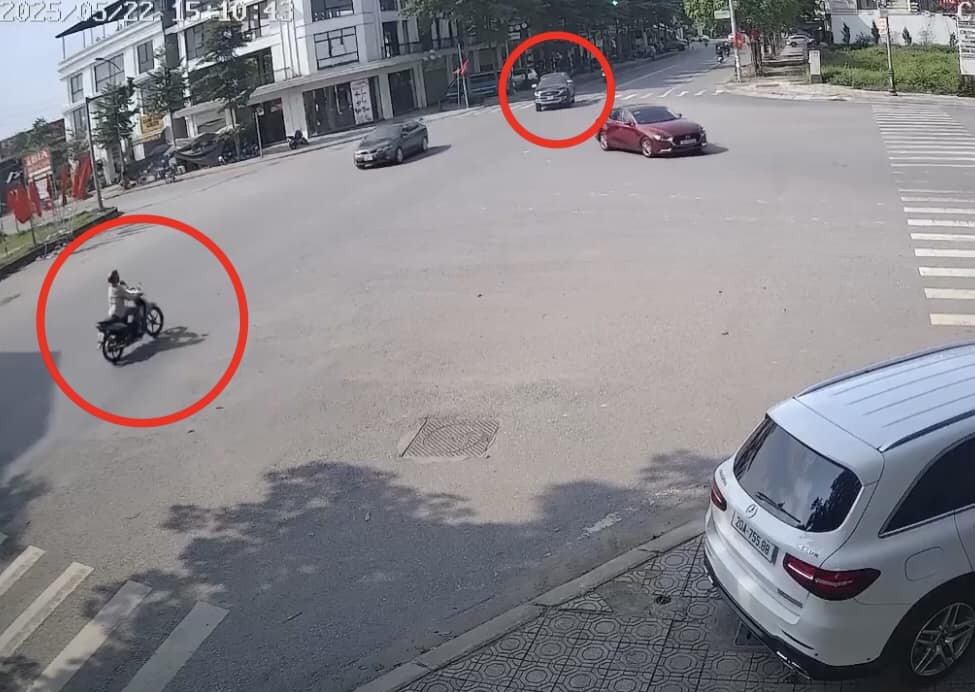 Xe máy thiếu quan sát đâm sầm vào ô tô đang rẽ tại ngã tư