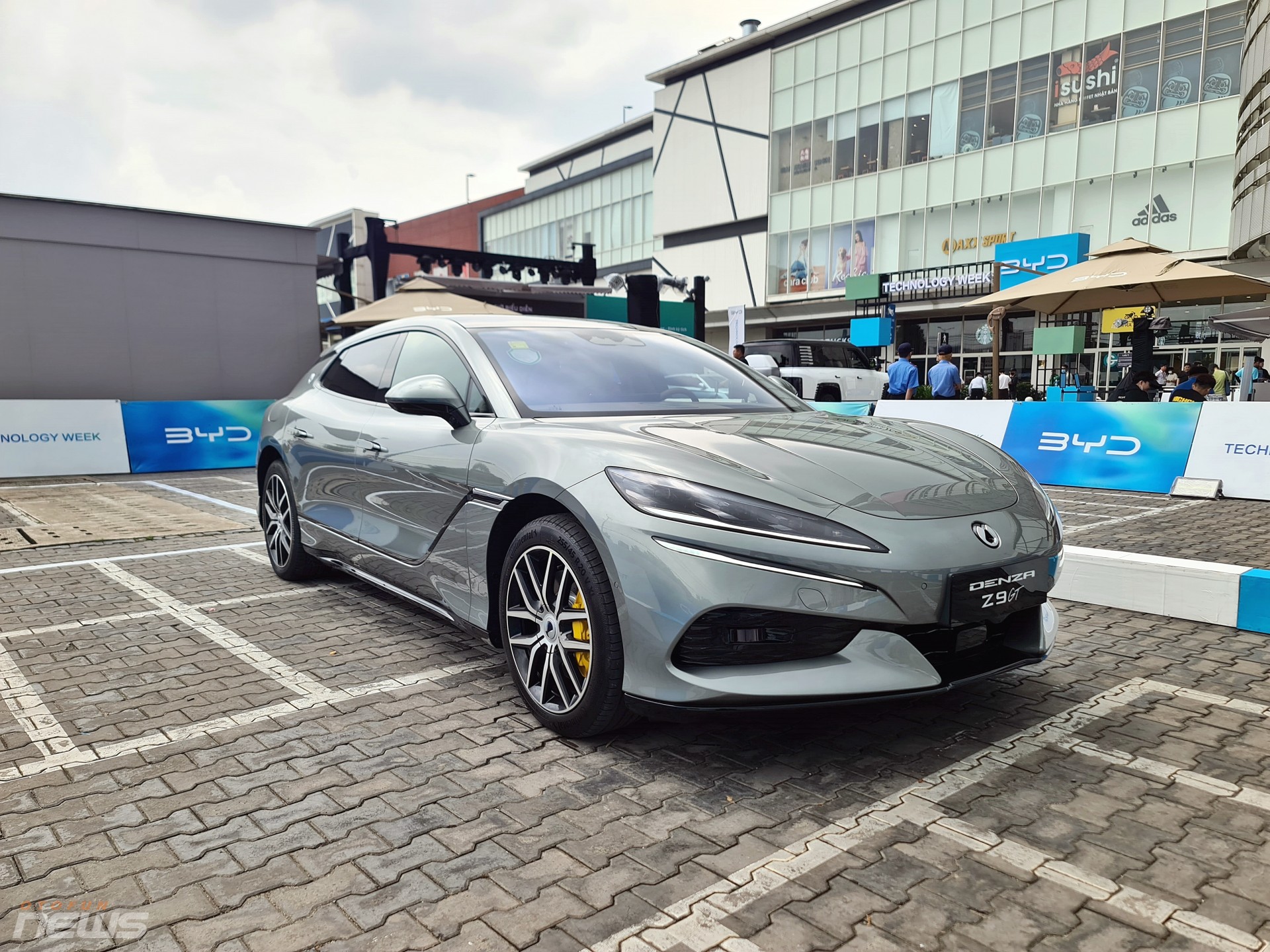 Xe điện Denza Z9 GT có thể xoay tại chỗ, đi ngang như cua xuất hiện tại Việt Nam Xe điện Denza Z9 GT có thể xoay tại chỗ, đi ngang như cua xuất hiện tại Việt Nam