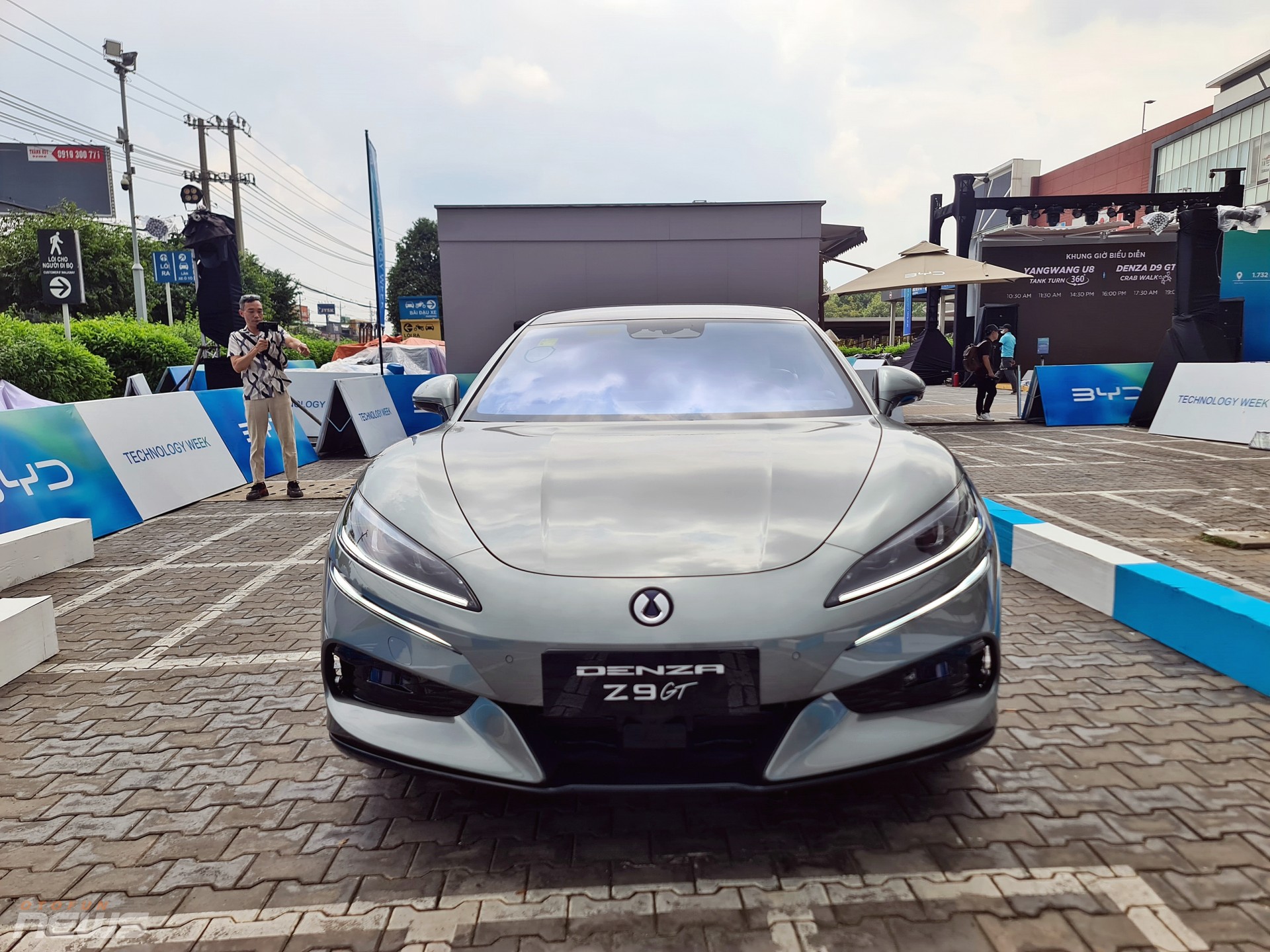 Xe điện Denza Z9 GT có thể xoay tại chỗ, đi ngang như cua xuất hiện tại Việt Nam Xe điện Denza Z9 GT có thể xoay tại chỗ, đi ngang như cua xuất hiện tại Việt Nam