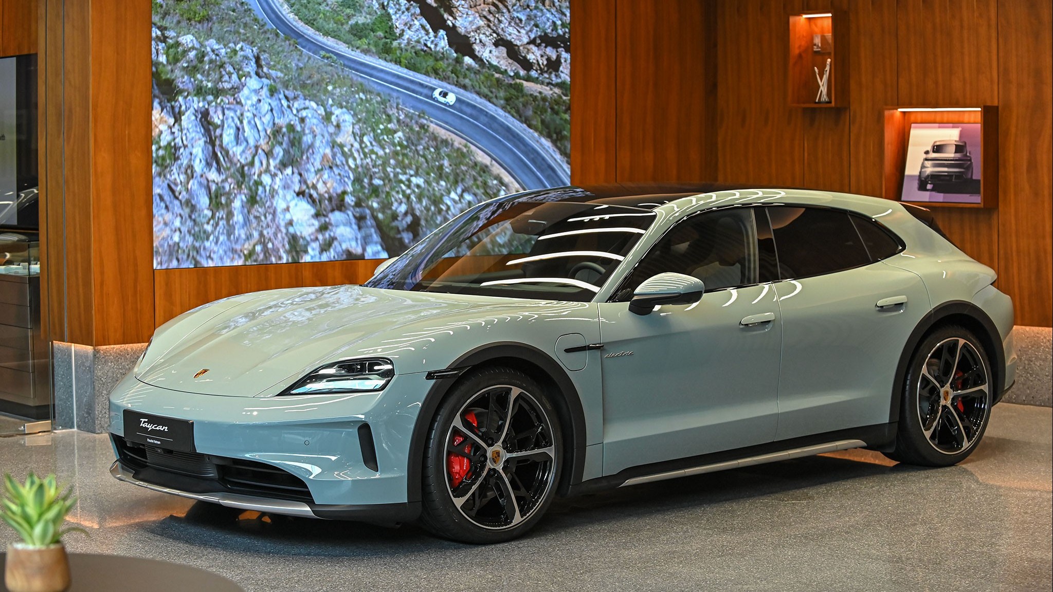 Porsche Taycan tiếp tục được sản xuất nhưng sẽ giảm số phiên bản