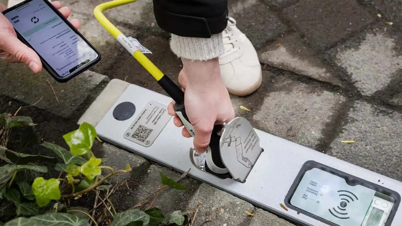 Curb Charger - Trạm sạc xe điện lề đường tiện lợi của nhà sản xuất vũ khí Rheinmetall Curb Charger - Trạm sạc xe điện lề đường tiện lợi của nhà sản xuất vũ khí Rheinmetall