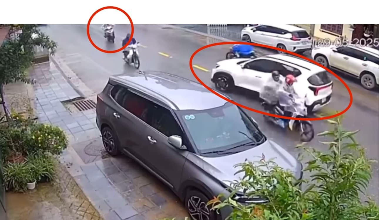 Buồn ngủ, tài xế ô tô tông loạt xe máy trên đường tại Sapa, Lào Cai khiến bé gái 5 tuổi tử vong Buồn ngủ, tài xế ô tô tông loạt xe máy trên đường tại Sapa, Lào Cai khiến bé gái 5 tuổi tử vong