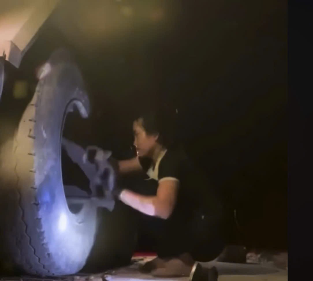 Nữ tài xế xe tải Tây Nguyên xinh đẹp yêu nghề vì thích bôn ba Nữ tài xế xe tải Tây Nguyên xinh đẹp yêu nghề vì thích bôn ba