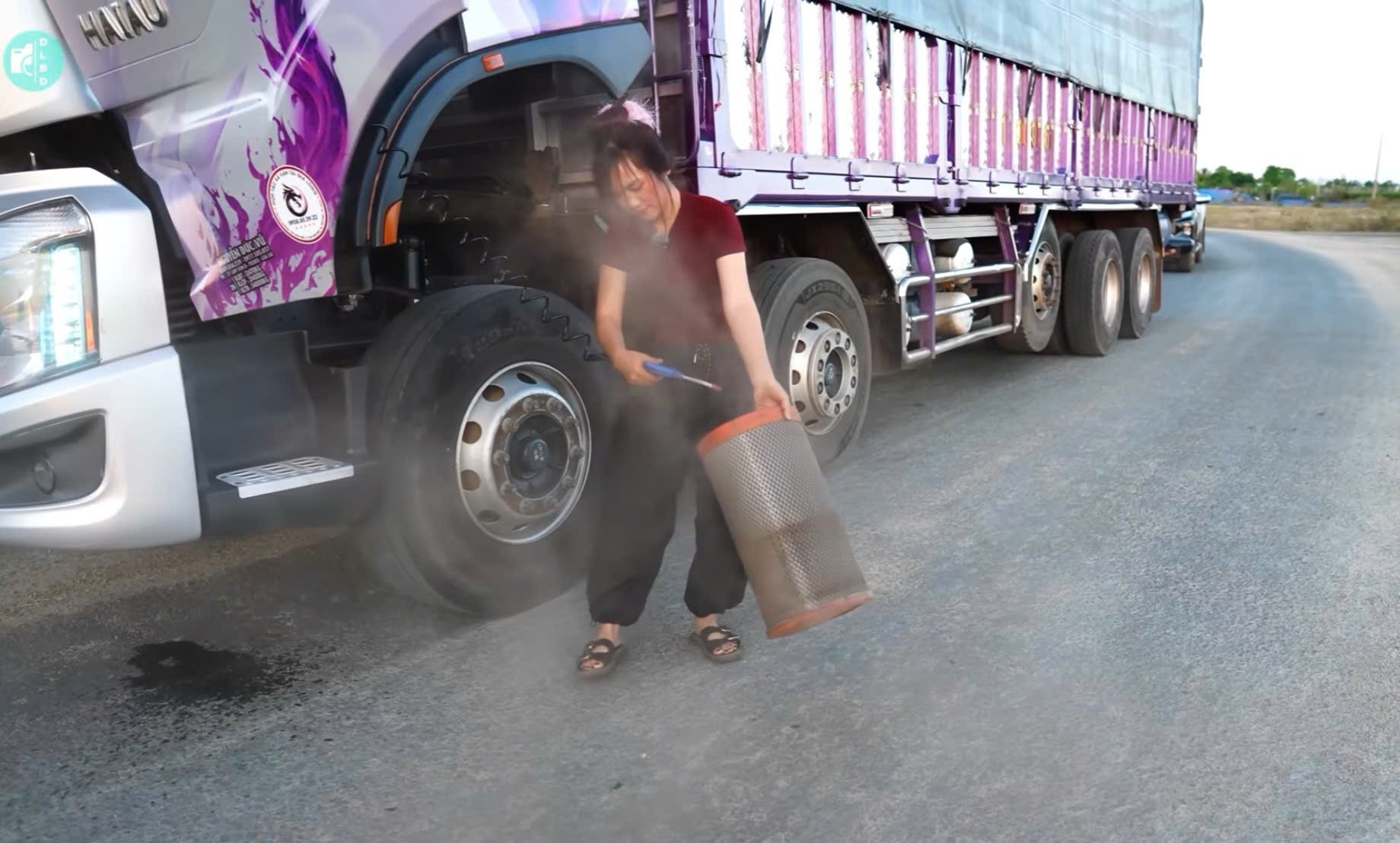 Nữ tài xế xe tải Tây Nguyên xinh đẹp yêu nghề vì thích bôn ba Nữ tài xế xe tải Tây Nguyên xinh đẹp yêu nghề vì thích bôn ba