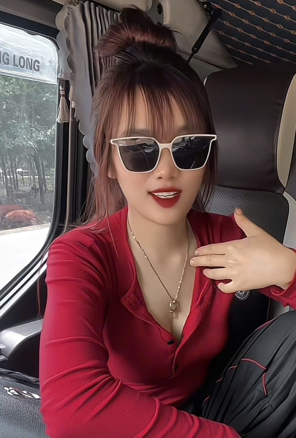 Nữ tài xế xe tải Tây Nguyên xinh đẹp yêu nghề vì thích bôn ba Nữ tài xế xe tải Tây Nguyên xinh đẹp yêu nghề vì thích bôn ba