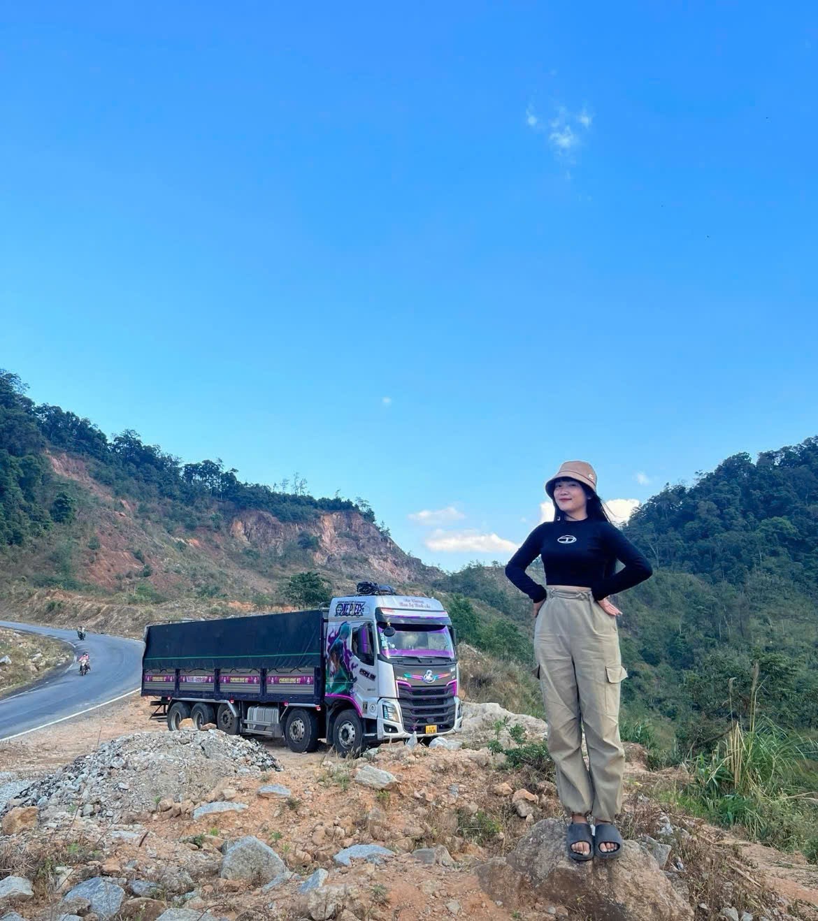 Nữ tài xế Tây Nguyên tải hàng nặng: mình thích bôn ba hơn Nữ tài xế Tây Nguyên tải hàng nặng: mình thích bôn ba hơn