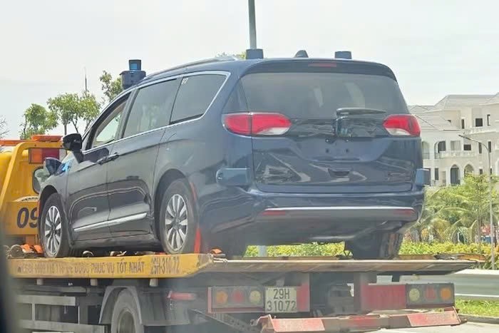 Chrysler Pacifica xuất hiện ở Hà Nội