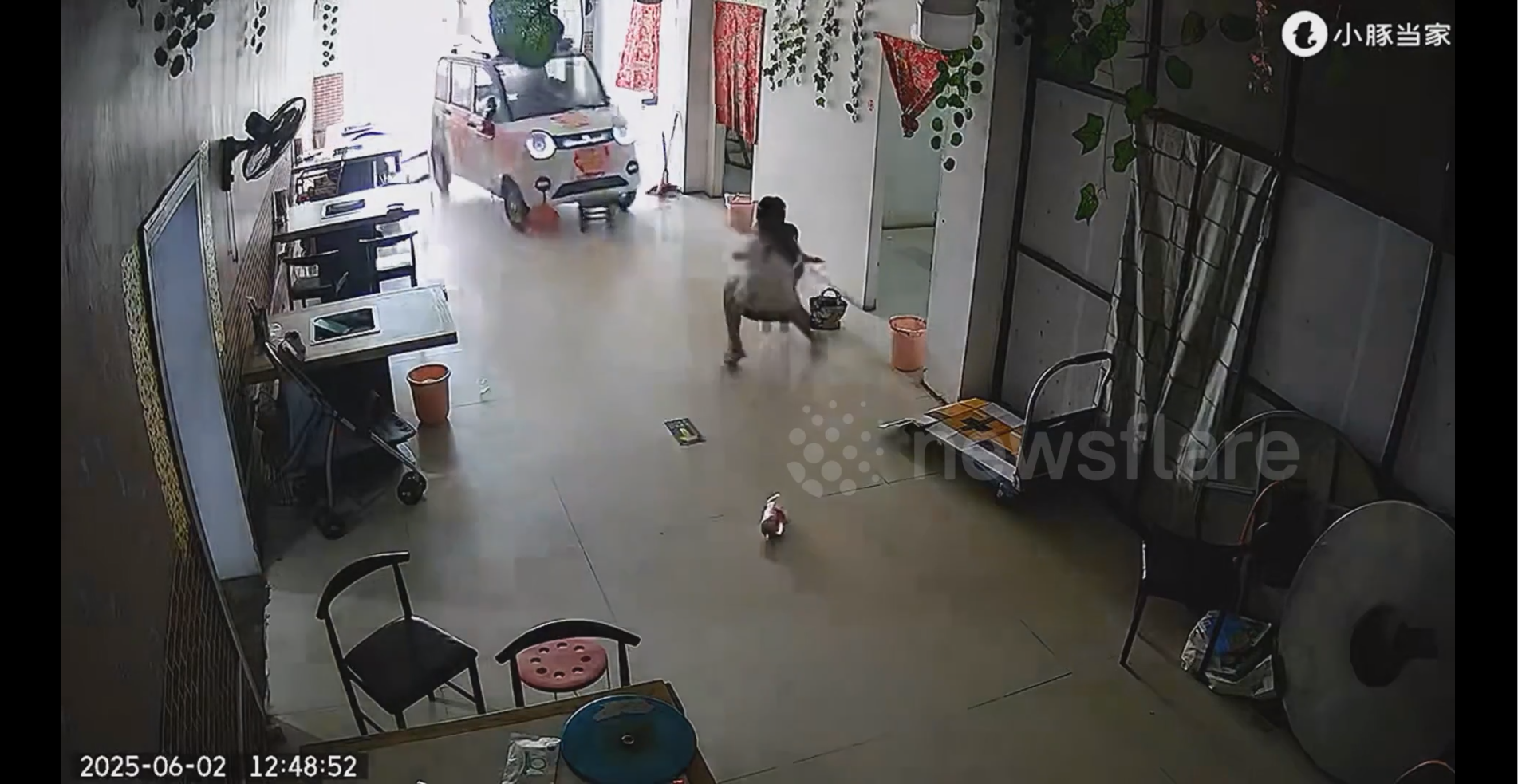 Xe điện Trung Quốc mất lái lao vào nhà, bé gái dũng cảm cứu em thoát nạn trong khoảnh khắc