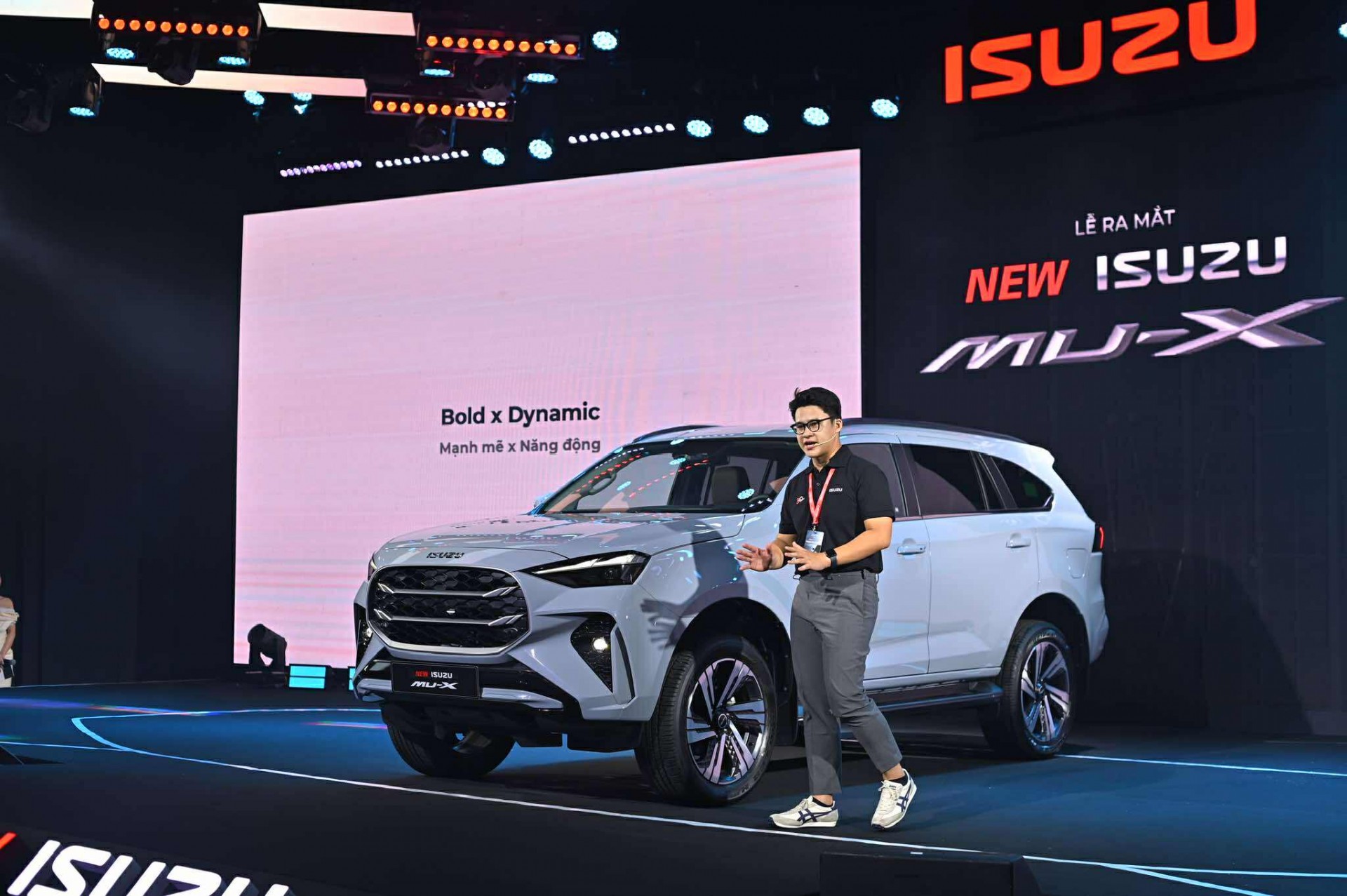New Isuzu Mu-X 2025 ra mắt, thêm phiên bản Sport, giá từ 928 triệu đồng New Isuzu Mu-X 2025 mới ra mắt có giá bao nhiêu