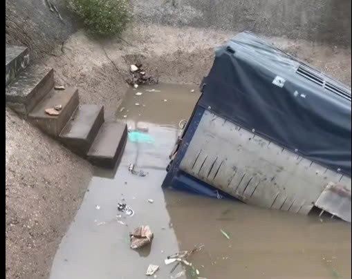 Thót tim khoảnh khắc tài xế thoát ra khỏi chiếc ô tô chìm nghỉm ở trạm bơm