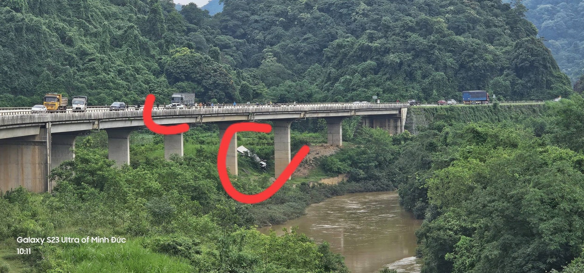 Tai nạn liên hoàn trên cầu dài Cúc Phương sáng 9/6