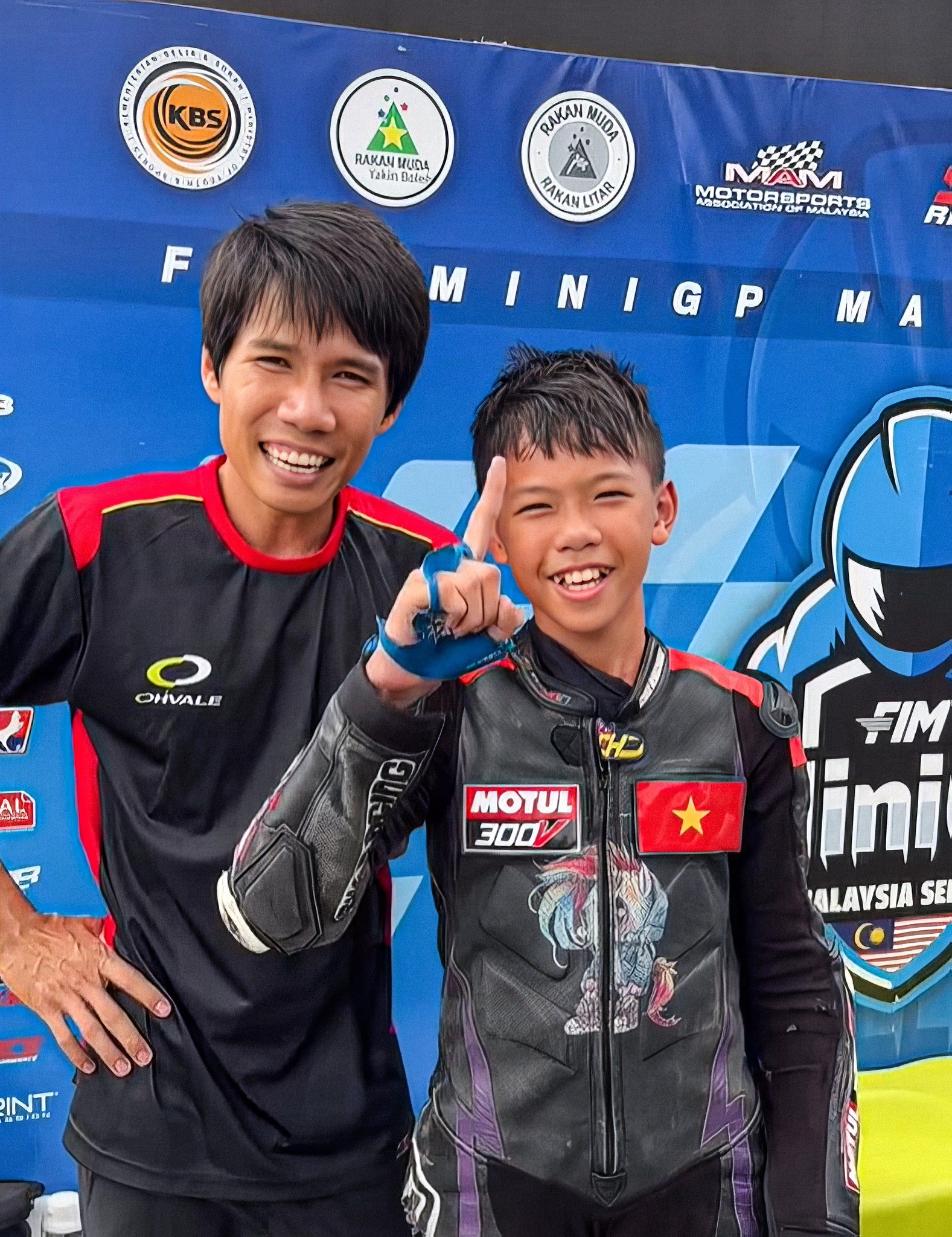 Tâm sự của người cha dành tất cả cuộc đời cho ước mơ đua MotoGP của các con Tâm sự của người cha dành tất cả cuộc đời cho ước mơ đua MotoGP của các con
