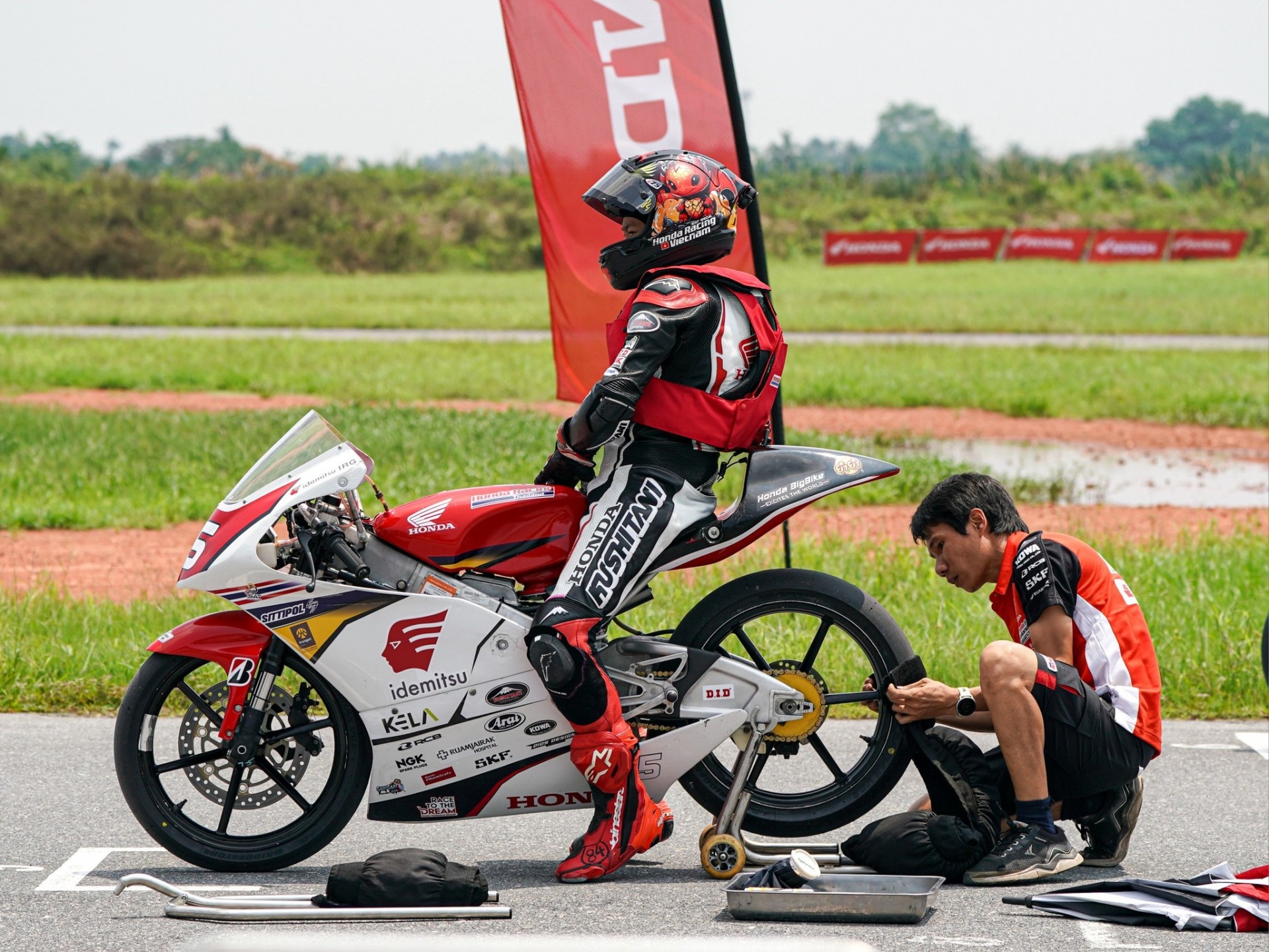 Tâm sự của người cha dành tất cả cuộc đời cho ước mơ đua MotoGP của các con Tâm sự của người cha dành tất cả cuộc đời cho ước mơ đua MotoGP của các con
