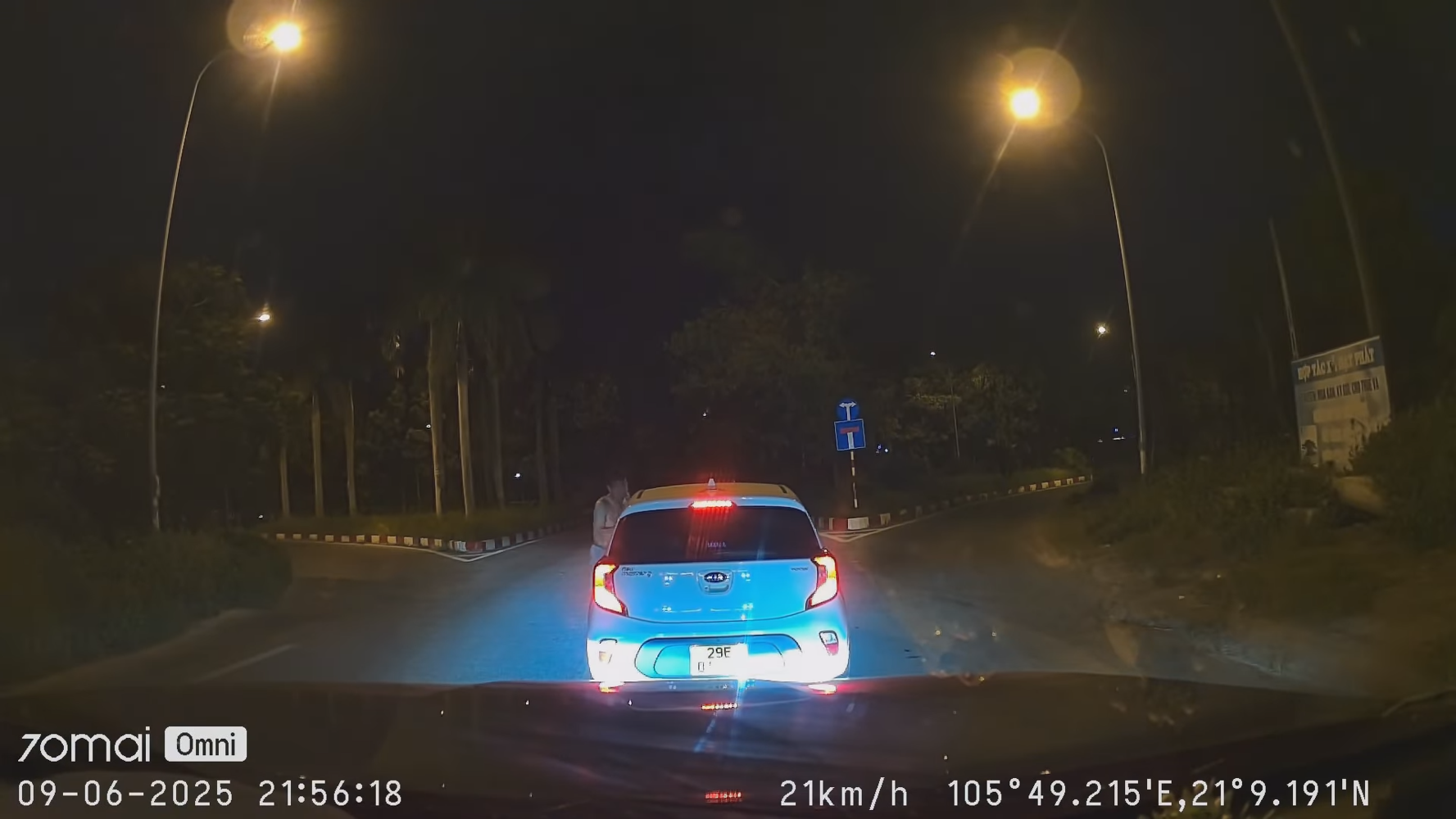 Người đàn ông cởi trần bám nắp ca-pô