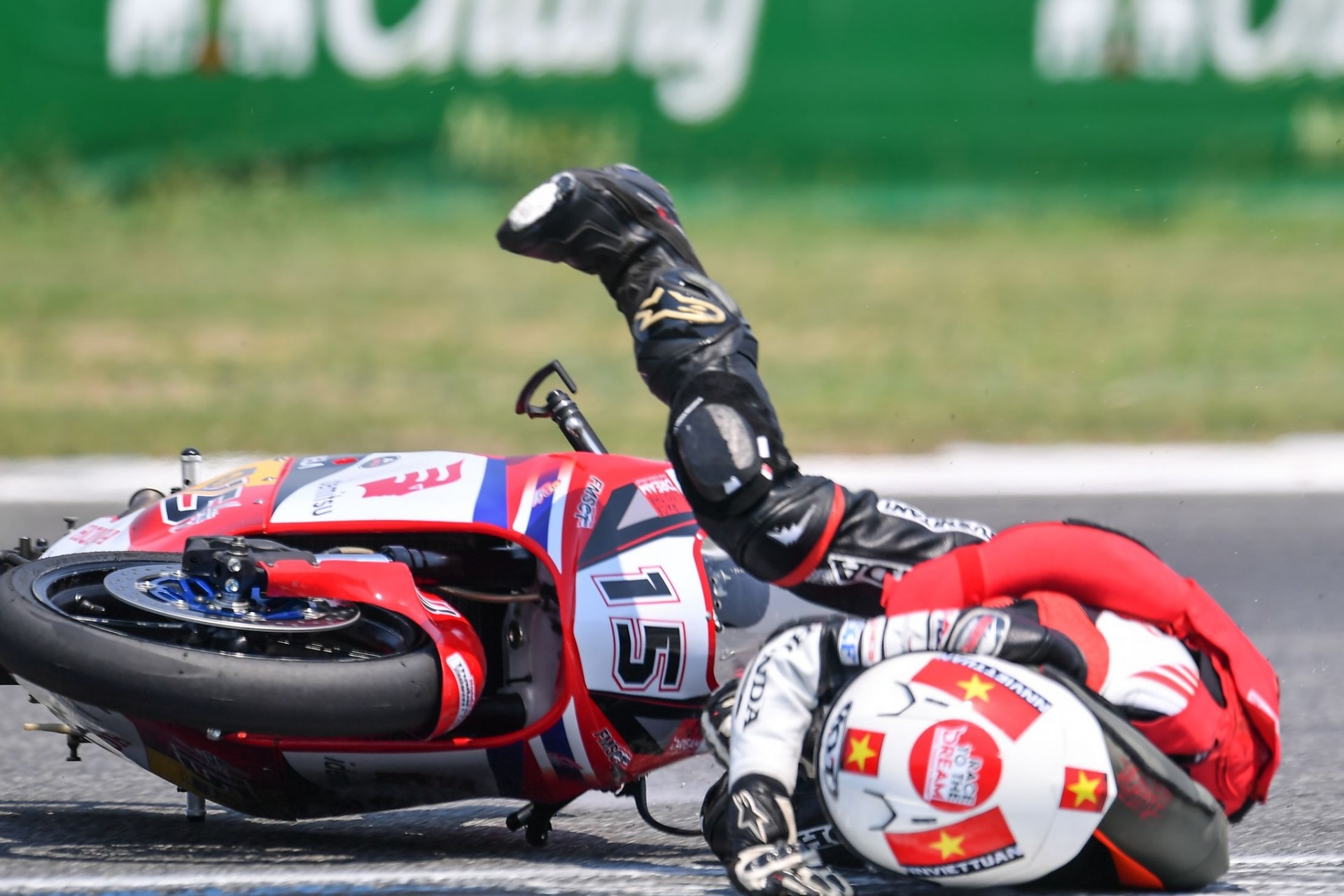 Tâm sự của người cha dành tất cả cuộc đời cho ước mơ đua MotoGP của các con Tâm sự của người cha dành tất cả cuộc đời cho ước mơ đua MotoGP của các con
