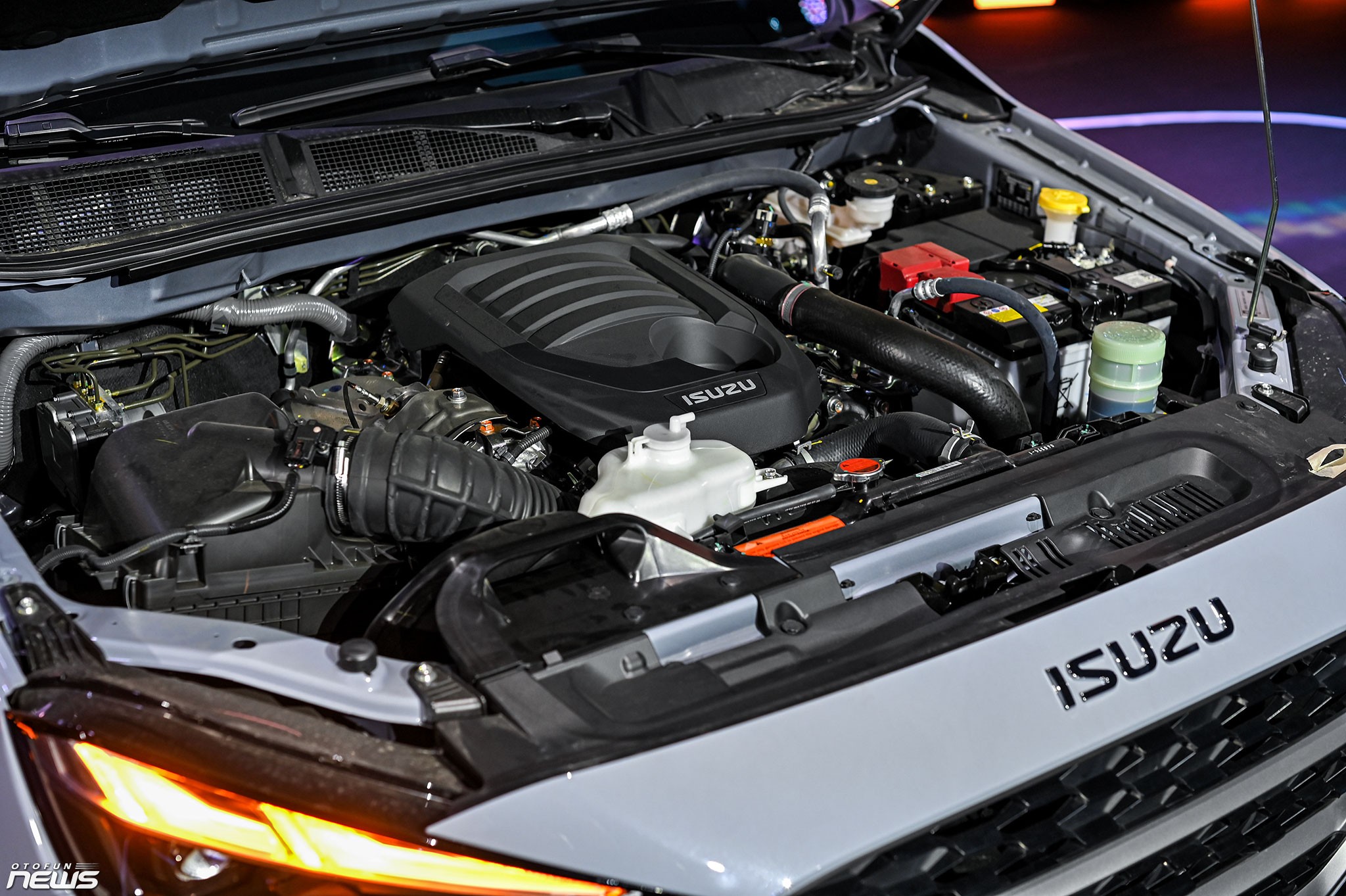Chi tiết Isuzu mu-X 2025 - "Không hòa mình vào số đông"