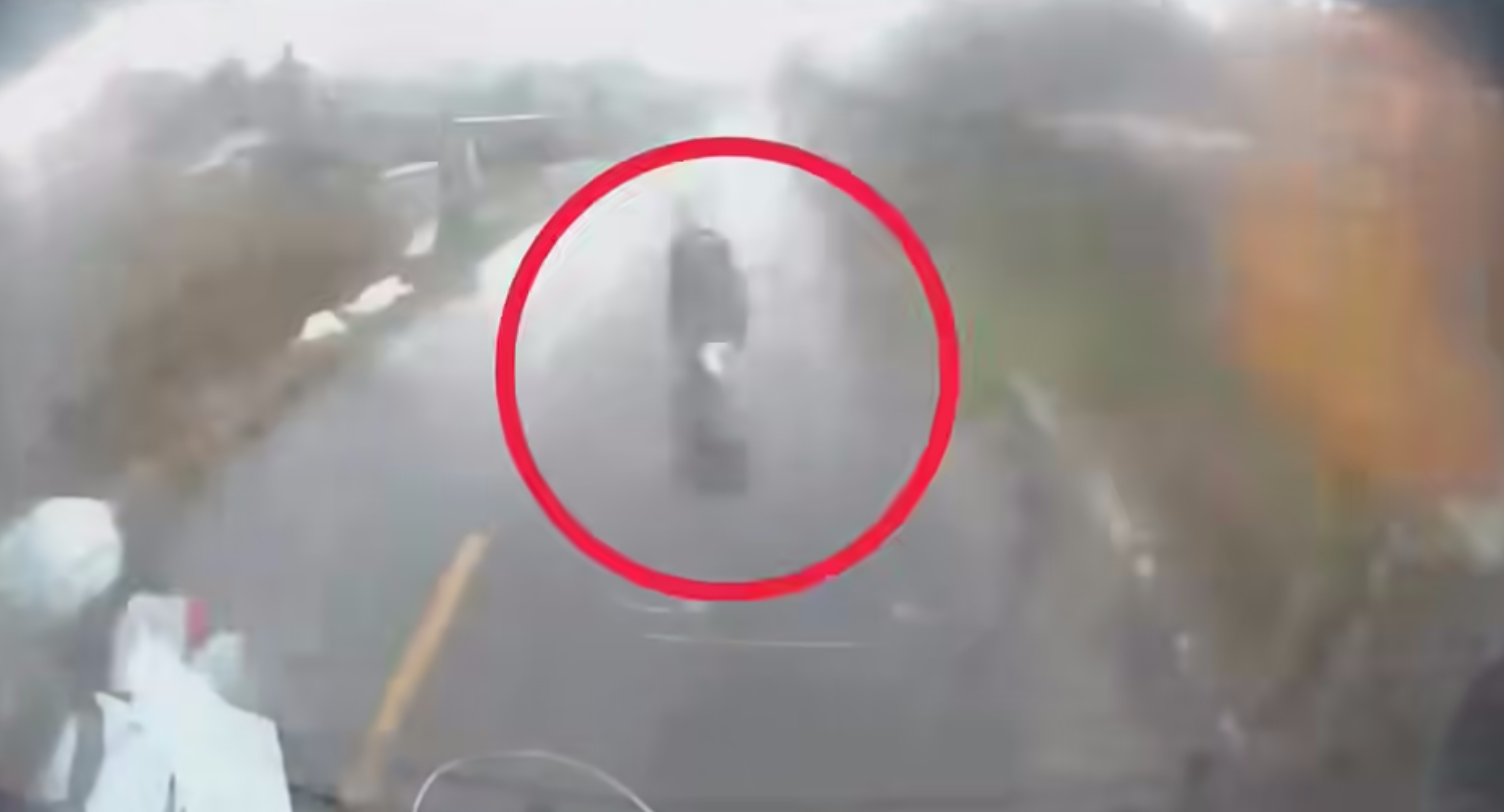 [Clip] Xe máy chở gia đình 4 người chui vào gầm ô tô đầu kéo khiến 2 con tử vong