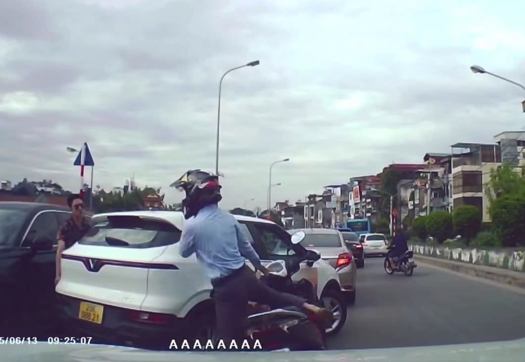Tài xế xe dịch vụ nhận kết đắng vì dở thói côn đồ khi bị nhắc nhở Tài xế xe dịch vụ nhận kết đắng vì dở thói côn đồ khi bị nhắc nhở