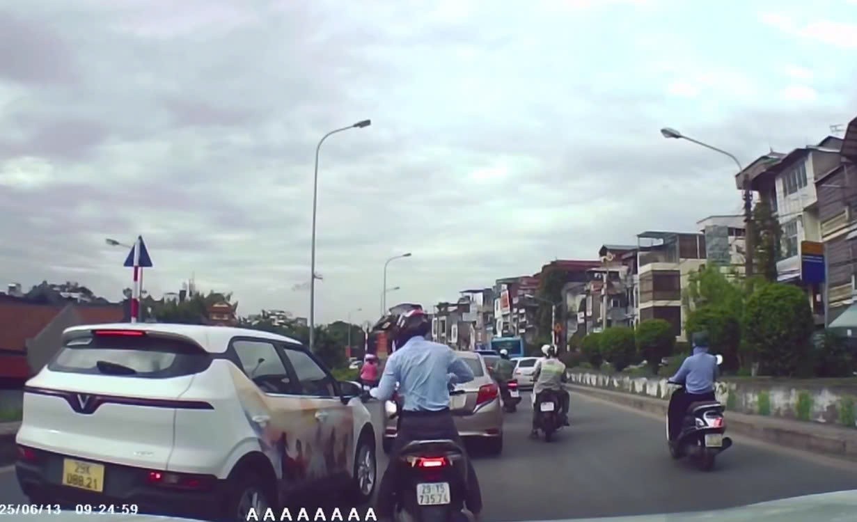 Tài xế xe dịch vụ nhận kết đắng vì dở thói côn đồ khi bị nhắc nhở Tài xế xe dịch vụ nhận kết đắng vì dở thói côn đồ khi bị nhắc nhở