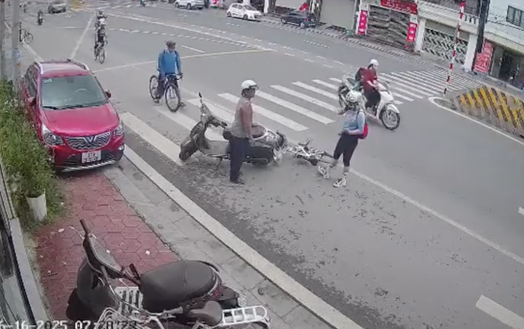 Quay đầu xe sai, tài xế xe máy khiến 'cua-rơ' ngã đập mặt xuống đường Clip cua - rơ gặp nạn 16/6