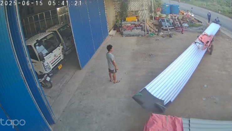 Lao vào xe chở tôn đang sang đường, thanh niên 20 tuổi tử vong Lao vào xe chở tôn đang sang đường, thanh niên 20 tuổi tử vong